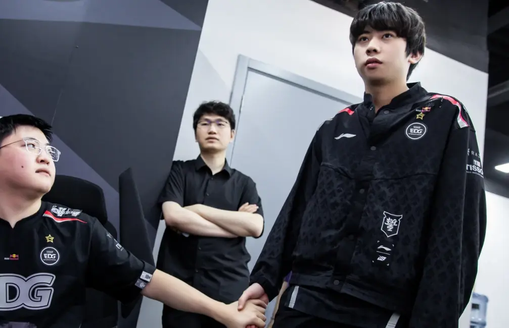 爱游戏官网-TES引发争议！，Uzi官方宣布战术调整新规赛场气氛高涨(uzi评价tes淘汰)