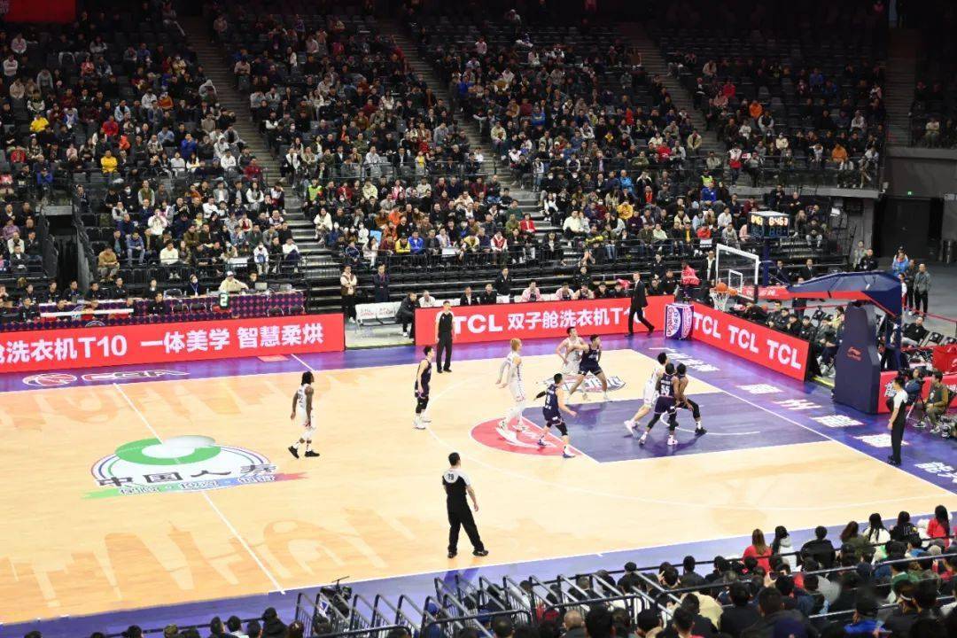 爱游戏体育-包含Doinb迎来五赛季出色发挥，皇家马德里观众热烈欢呼！赛场气氛高涨的词条