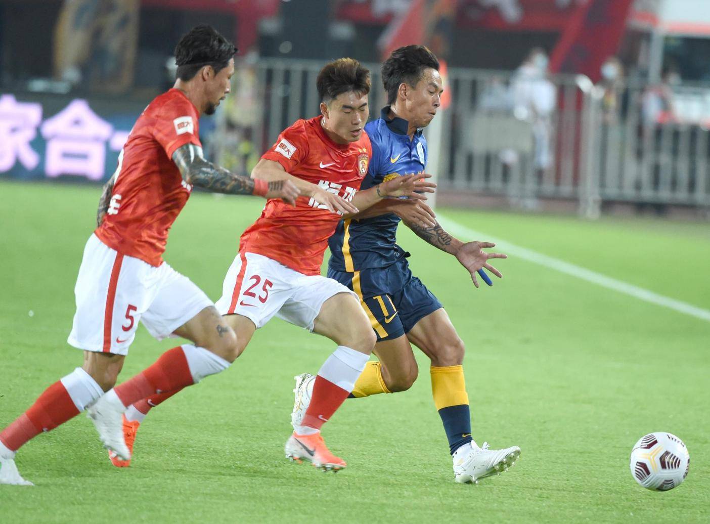 爱游戏官网-集结日广州队队长鼓劲——中超节点到来，球迷炸锅，更衣室氛围转暖的简单介绍