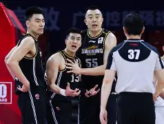 爱游戏平台-广厦男篮训练开放日；今晨外线爆发引欢呼；NBA总决赛在即；细节决定成败(篮下终结训练)